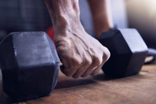 wrist pain weightlifting - lifting a dumbbell