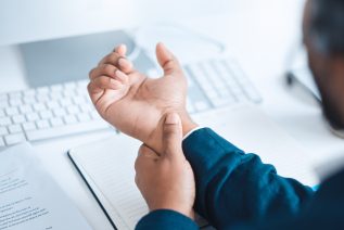 what causes wrist pain